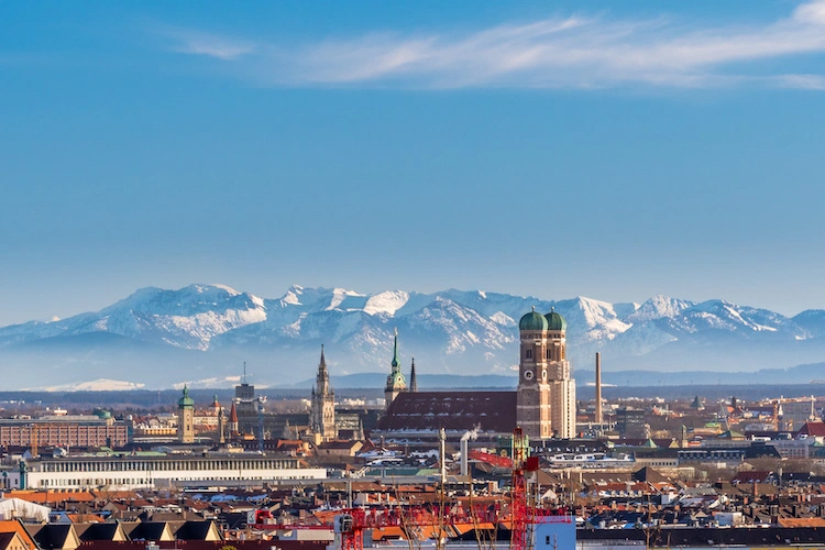 Aufnahme von München mit den Alpen im Hintergrund